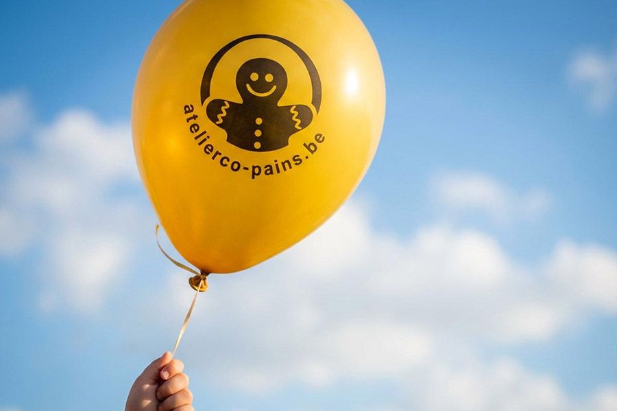 gele ballon met zwarte bedrukking